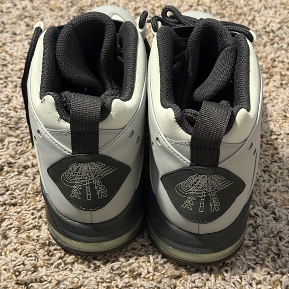 Nike Men’s Black and Gray Shoes - Picture 4 of 10